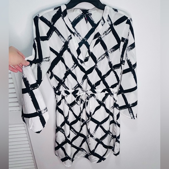 Black and White Geometric Dress - Picture 6 of 11